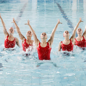noies fent natació sincronitzada